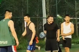 妖！野球场这招空接投篮太秀了 直接把防守人看懵了！
