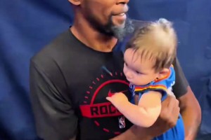 杜兰特抱着雷霆粉丝的孩子，看不出来手法还挺专业的😮